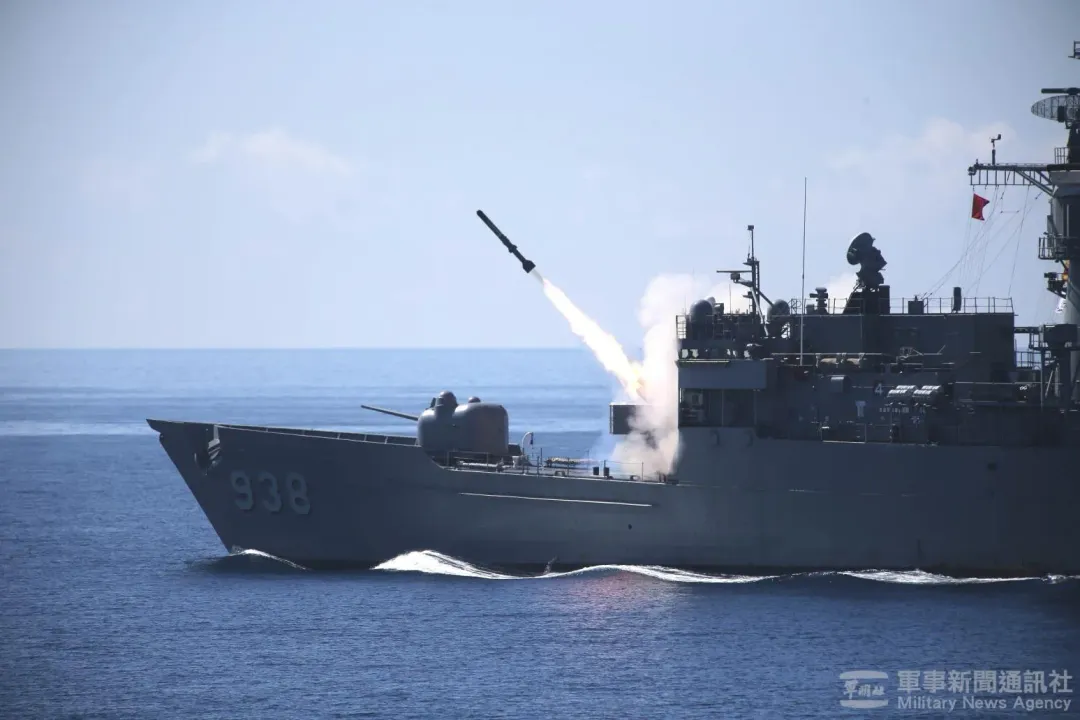 濟陽級巡防艦寧陽號發射ASROC反潛火箭。(圖/軍聞社)