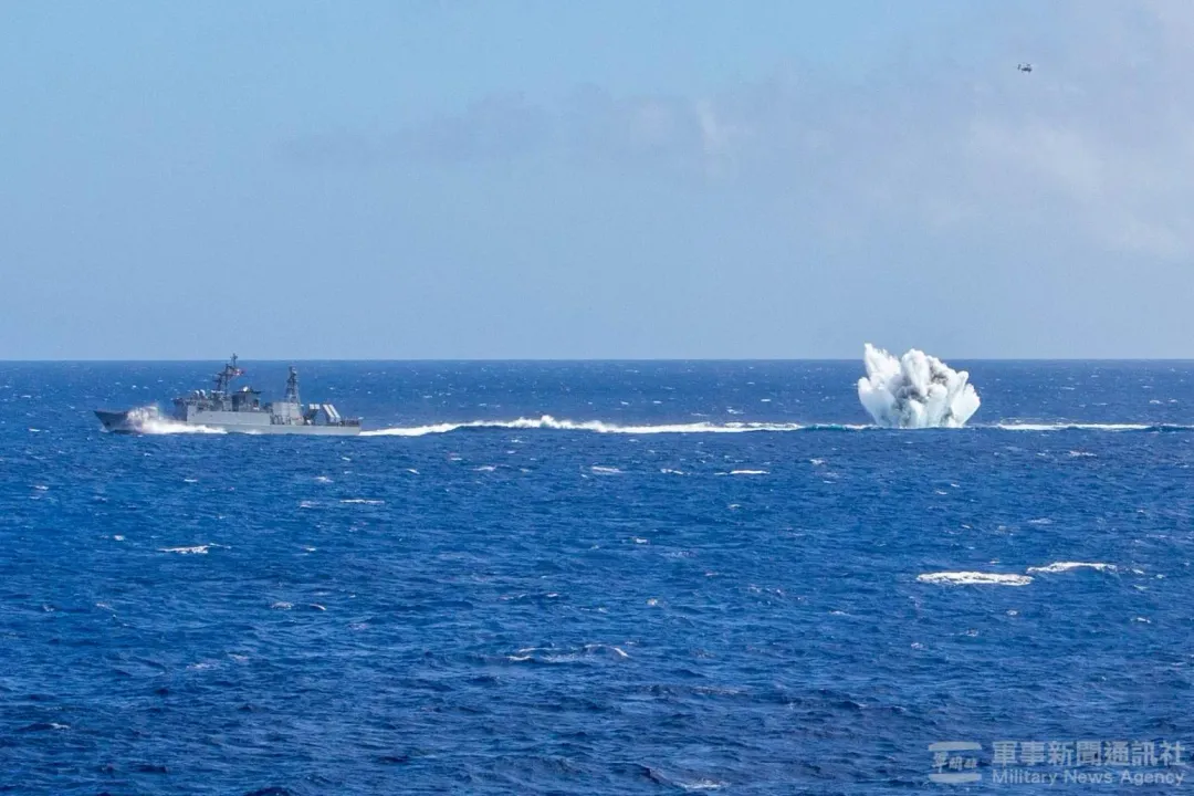 錦江級巡邏艦投放深水炸彈。(圖/軍聞社)