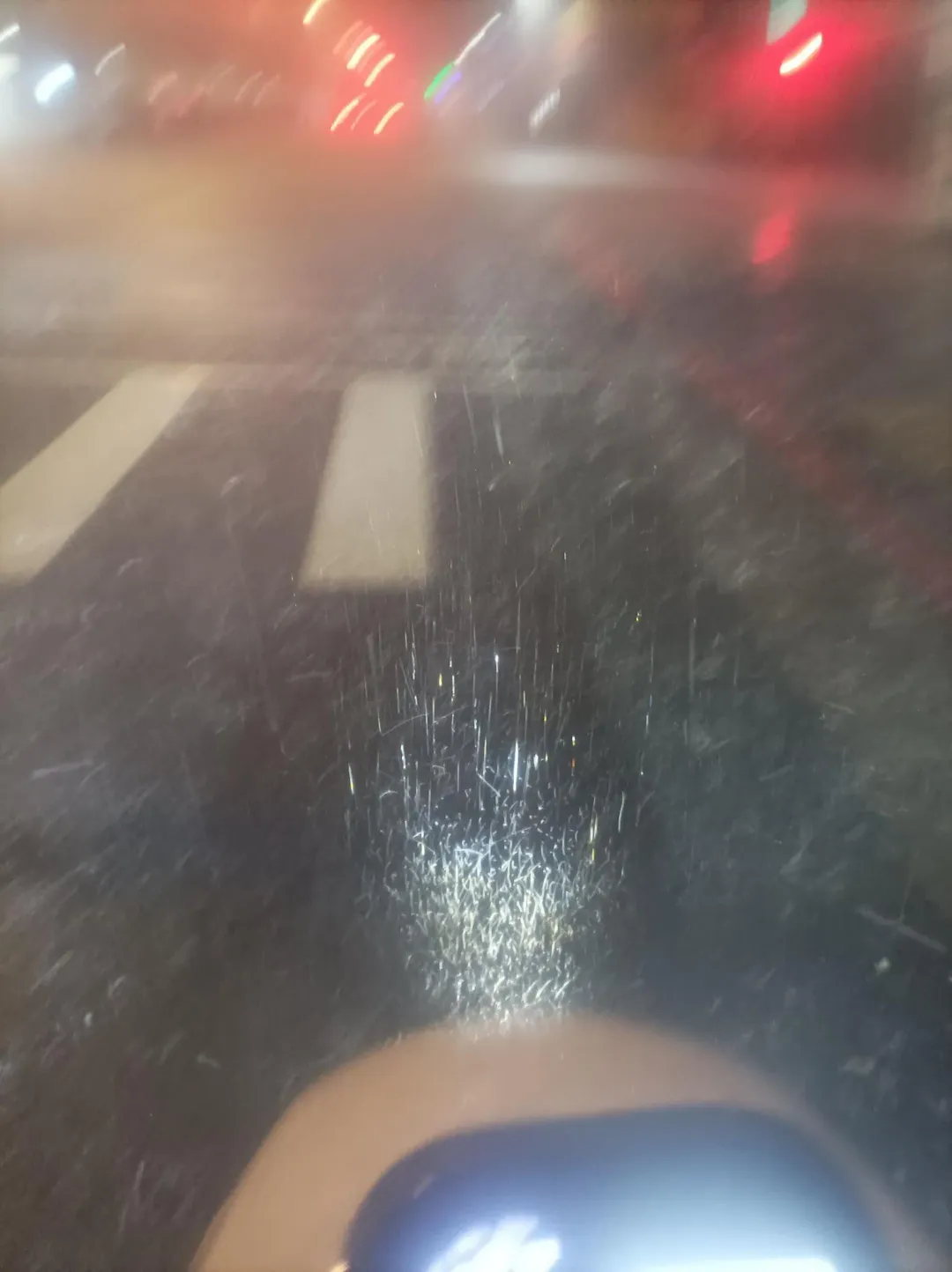 外送員手被冰雹砸到會痛，只好趕緊「逃命」。（圖／翻攝自臉書社團Foodpanda Ubereats 外送甘苦談（全台））