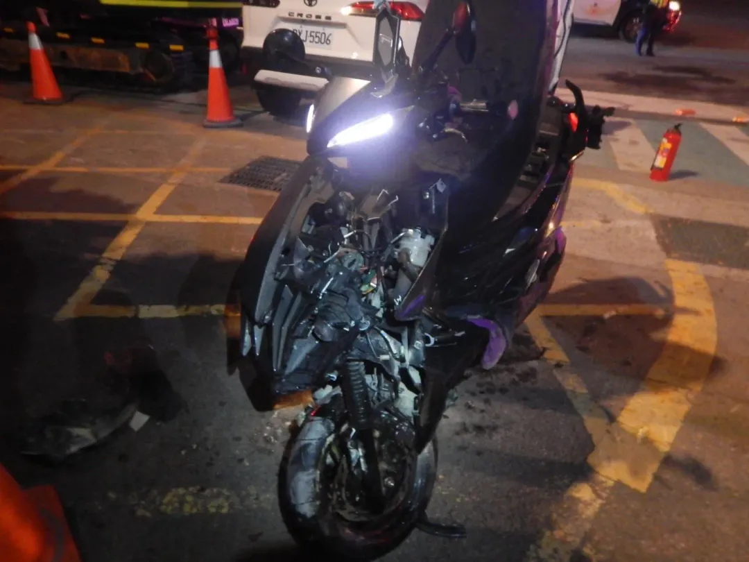 靜宜大學前昨晚發生火燒車事故。（圖／翻攝自黑色豪門企業）