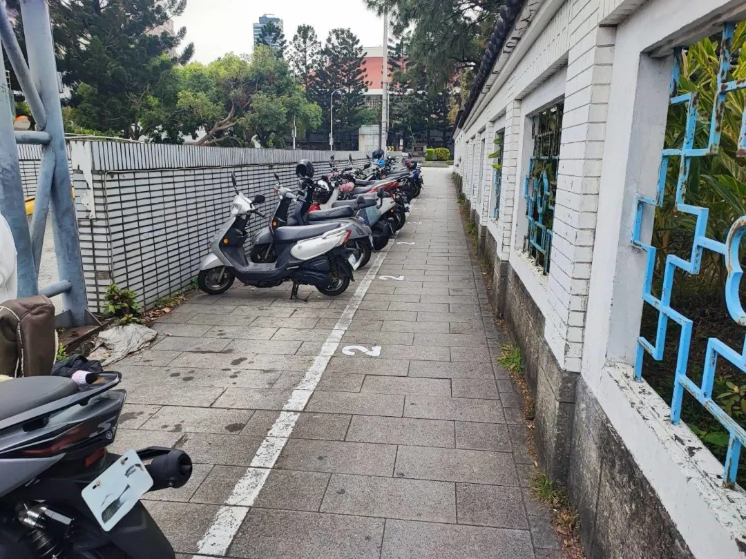 台北車站逸仙公園周邊4路段自3日起調整為計時收費，車格不再整天滿停。（圖／台北市停管處）