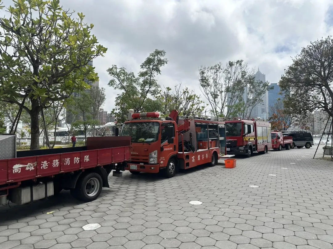 高雄流行音樂中心旁輕軌鐵橋今（4）日凌晨發生一起落海意外。（圖／翻攝畫面）