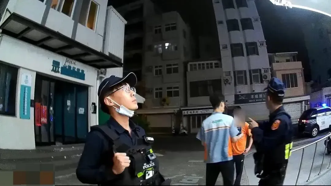 馬公市民眾黨澎湖縣黨部玻璃門遭人丟石頭造成破裂毀損。（圖／翻攝畫面）