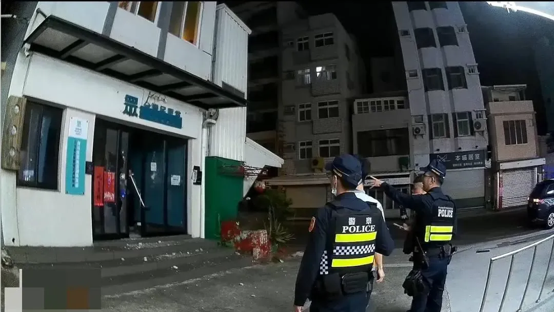 馬公市民眾黨澎湖縣黨部玻璃門遭人丟石頭造成破裂毀損。（圖／翻攝畫面）