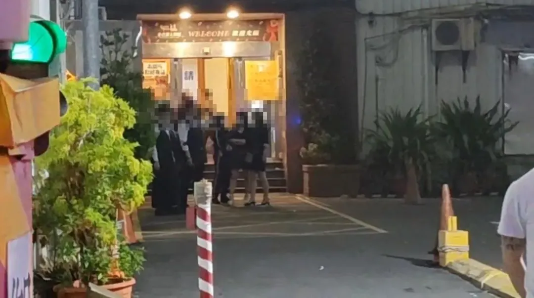 高雄知名大舞廳金巴黎於今（4）日凌晨1點許發生火警。（圖／中天新聞）