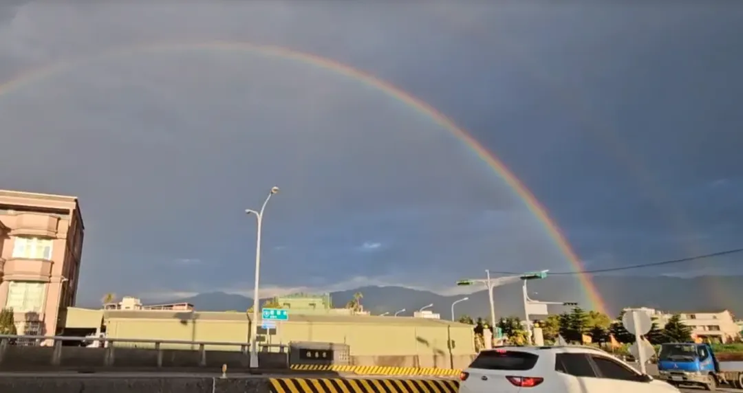 經歷了一夜的風雨交加，到了今日早上，宜蘭天空逐漸放晴，礁溪四城不少在地民眾目睹了「雙彩虹」的奇景。（圖/中天新聞）