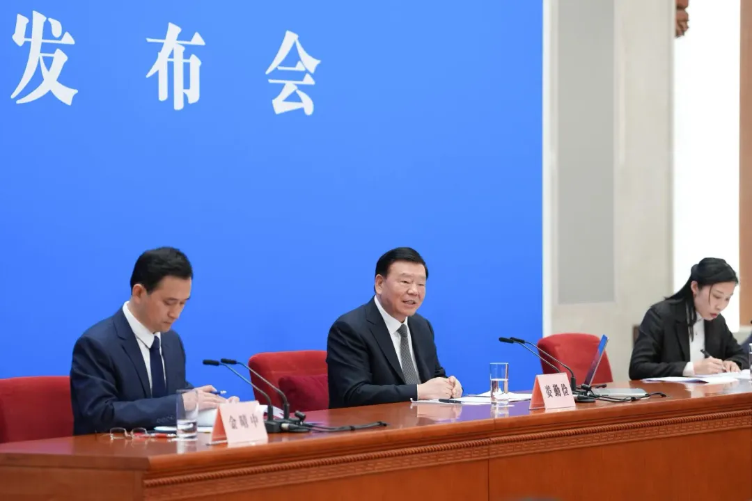 大會發言人婁勤儉回答記者提問。（圖／新華社）