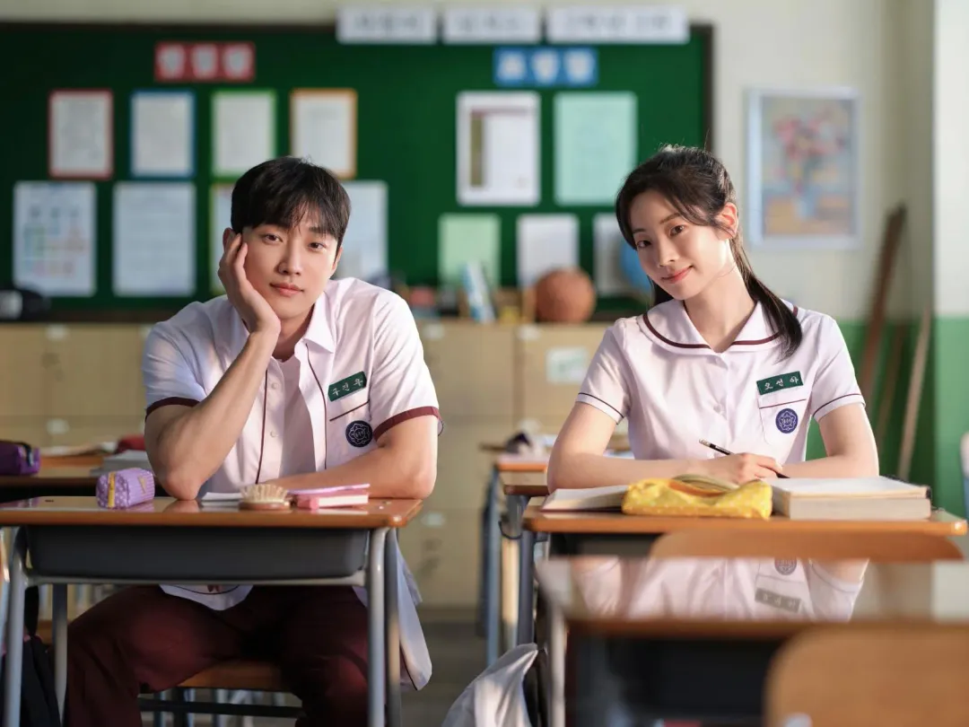 多賢（右）與振永為《妳是我眼中的蘋果》作詞、作曲，親自演唱片尾曲。（圖／車庫娛樂 提供）