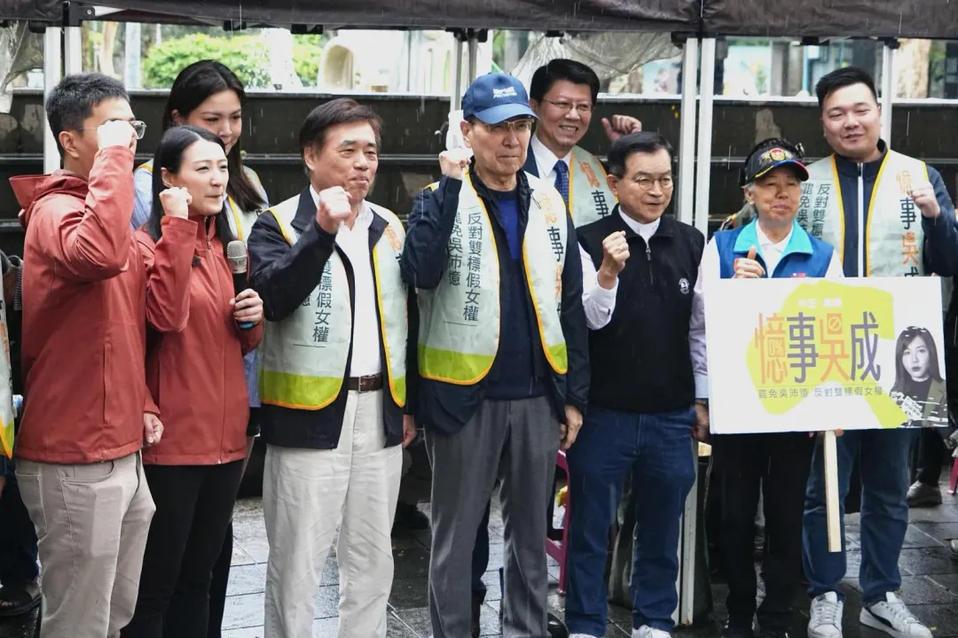 趙少康和多位藍營民代現身萬華區國光市場連署站幫民團加油。（圖／中天新聞）