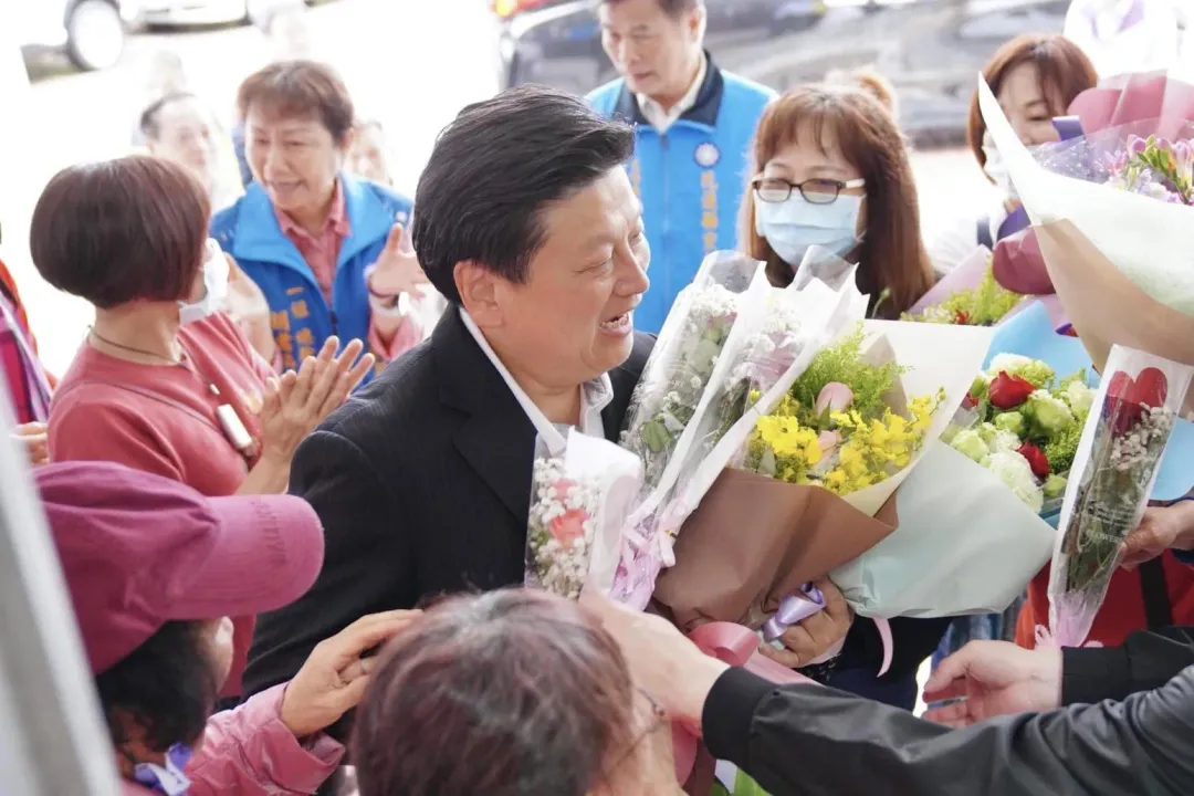 國民黨立院黨團書記長傅崐萁臉書發圖文，感謝退休教師群到場為他加油打氣。（圖／取自傅崐萁臉書）
