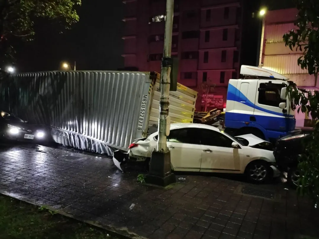 基隆貨櫃車翻覆。（圖／翻攝畫面）