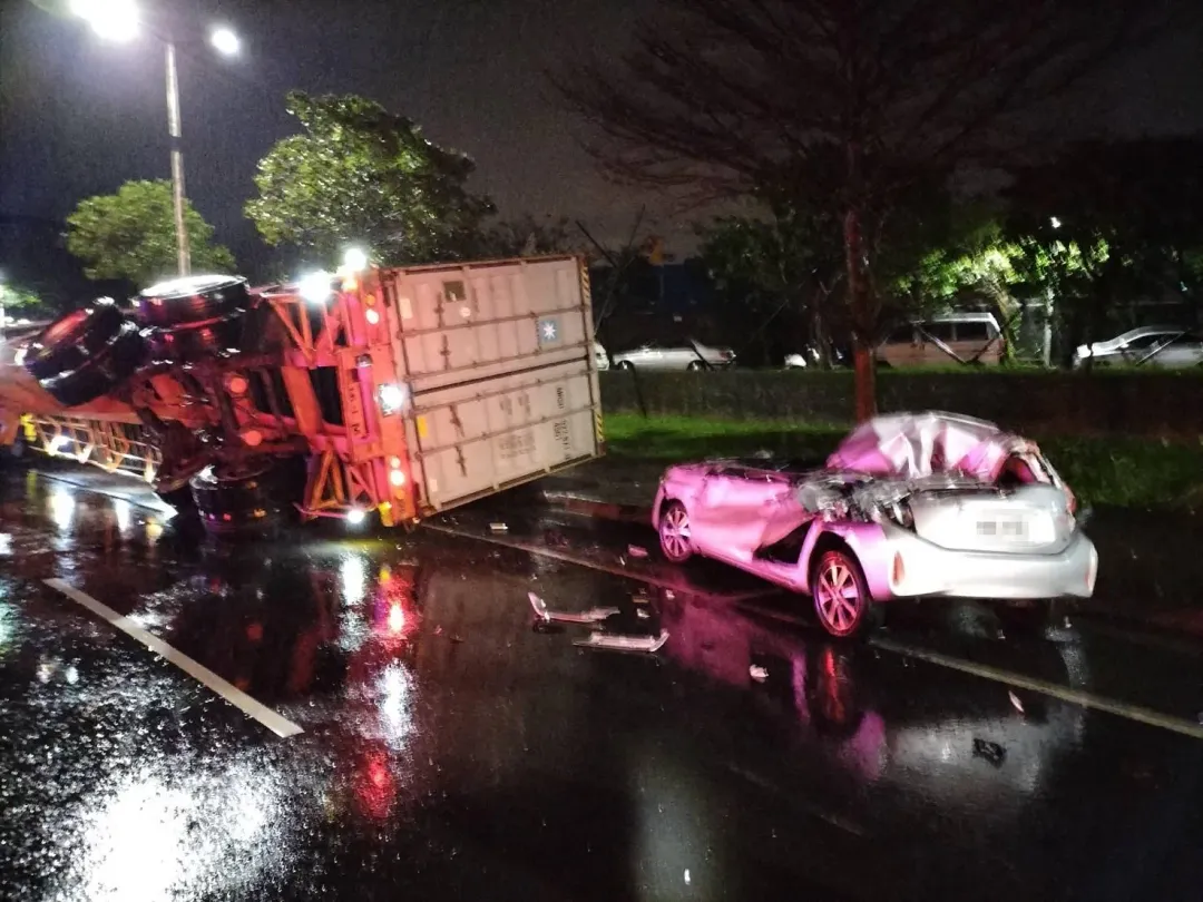 基隆貨櫃車翻覆。（圖／翻攝畫面）