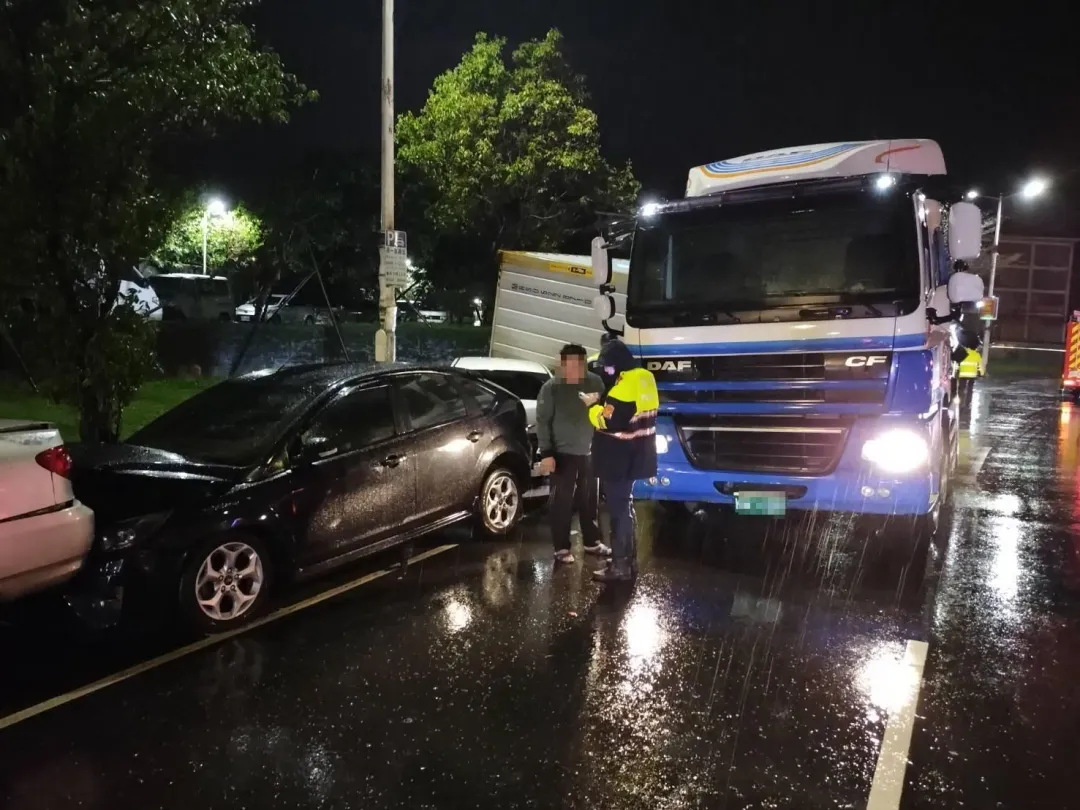 基隆貨櫃車翻覆。（圖／翻攝畫面）