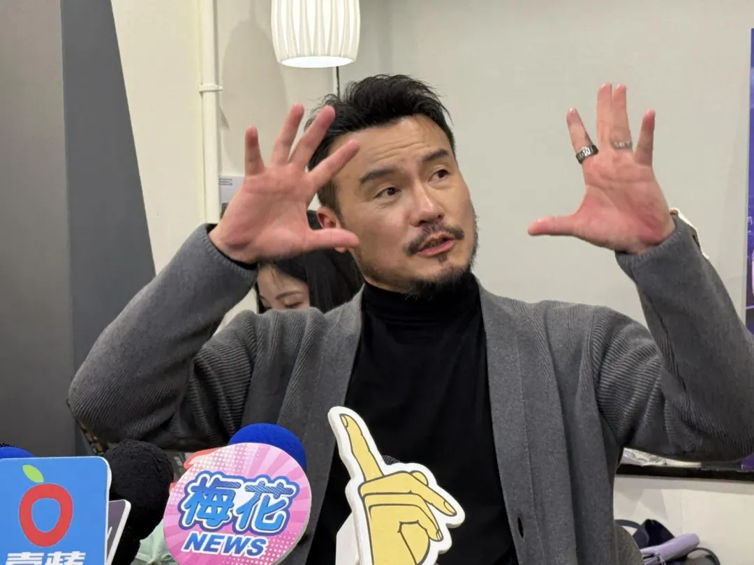 李銘忠受訪提及激烈床戲靠「木箱」。（圖／記者陳曉涵攝）