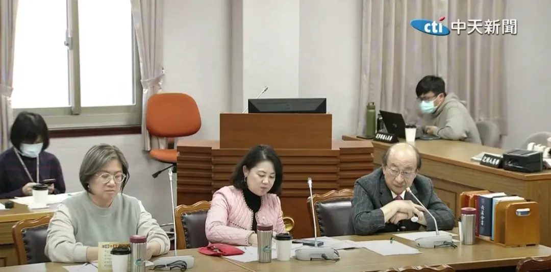 柯建銘在會中稱說藍白背後是習近平引發兩黨不滿抨擊。（圖／中天新聞）