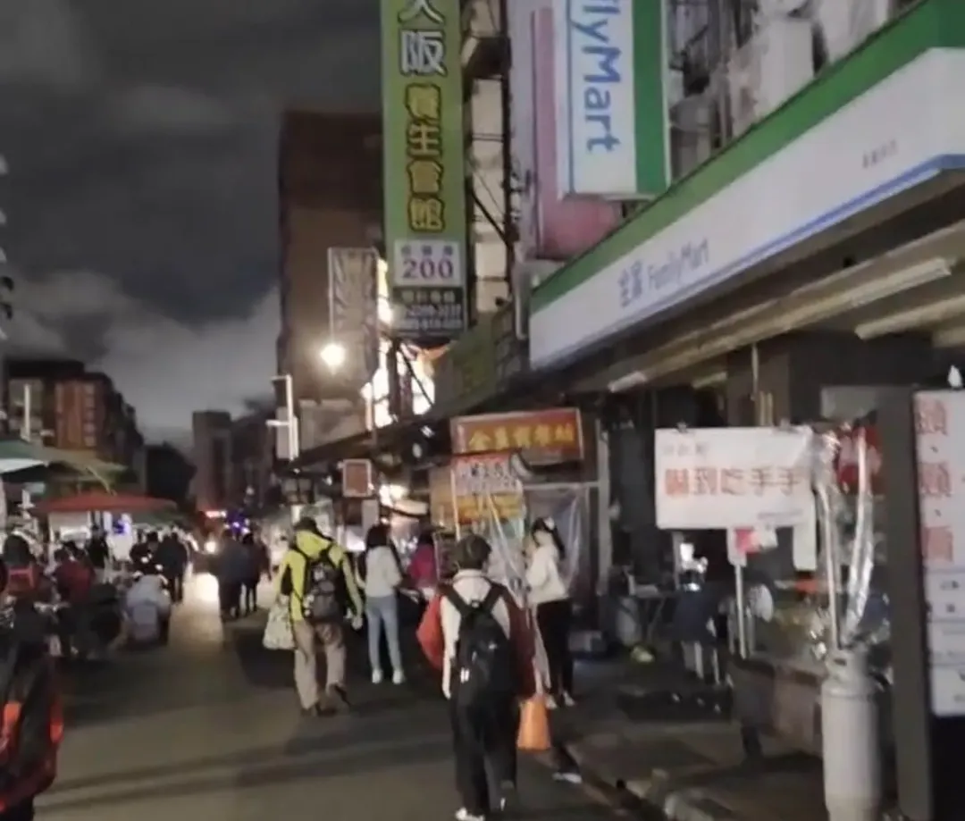 萬華區晚間驚傳停電。（圖／翻攝自記者爆料網）