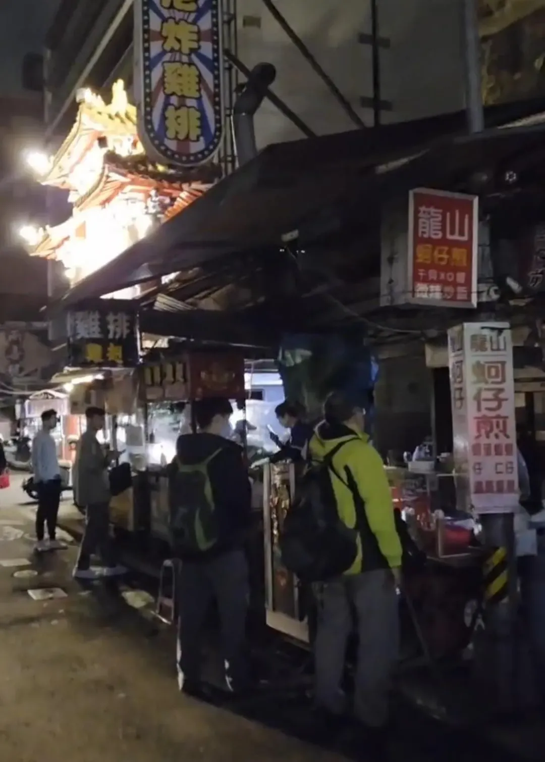 不少店家及攤販招牌都熄滅。（圖／翻攝自記者爆料網）