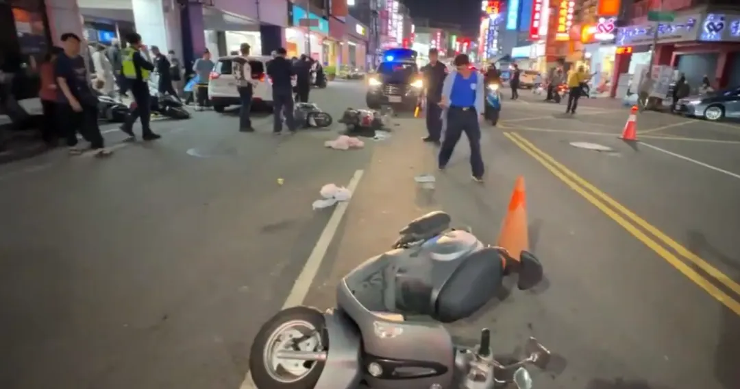 事故現場一片狼藉，數輛機車倒在馬路上，畫面宛如「人間煉獄」。（圖/翻攝畫面）