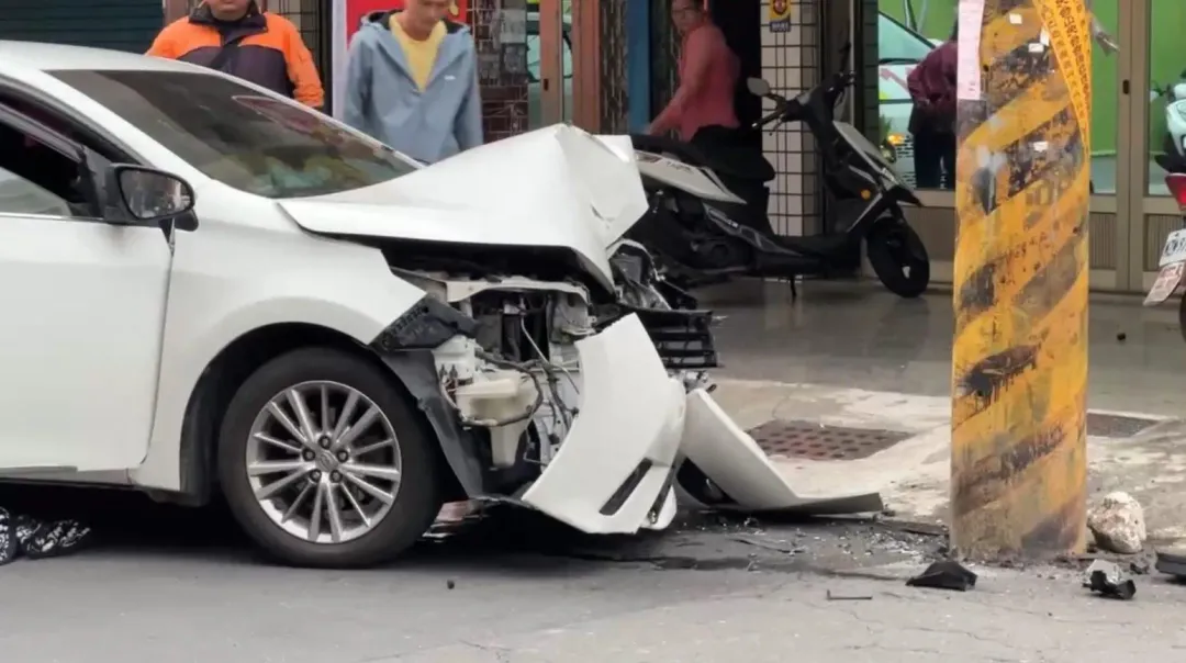 轎車自撞電線桿。（圖／翻攝畫面）