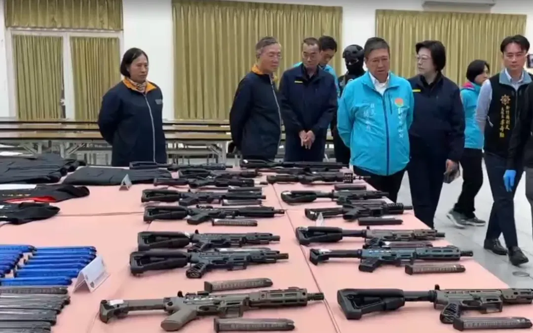 新竹縣警方長期監控竹縣地區新崛起的幫派組織,鎖定幫派幹部莊姓男子在竹北市藏放槍枝,4日前往搜索,查獲36枝長短槍及子彈等,現場宛如軍火庫。(圖/新竹縣政府警察局提供)