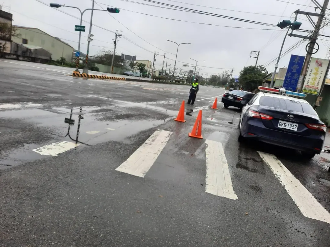 警方獲報到現場找不到陳姓機車騎士，一查才知陳男竟是無照駕駛，遭吊扣機車1個月、2張共達萬元罰單。（圖／翻攝畫面）