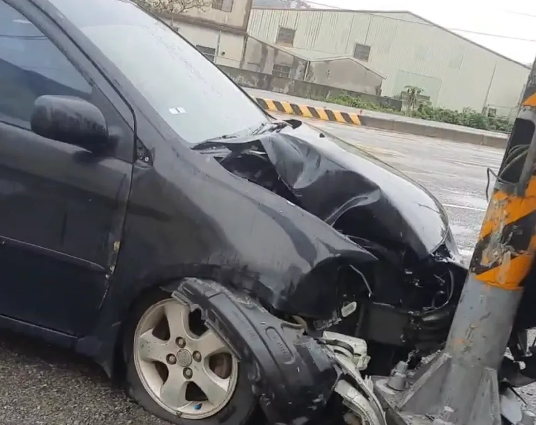 苗栗縣通霄鎮省道台1線與苗82線路口日前發生汽車與機車碰撞事故，汽車右側車頭撞凹。（圖／翻攝畫面）