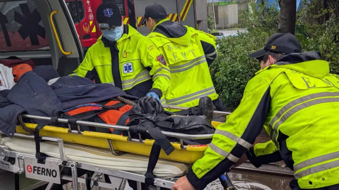 6日下午約2時17分左右，台船基隆廠區發生一起意外，一名22歲實習生不慎自船內甲板墜落艙底，所幸傷者意識清楚，緊急送往醫院搶救。（圖/翻攝畫面）