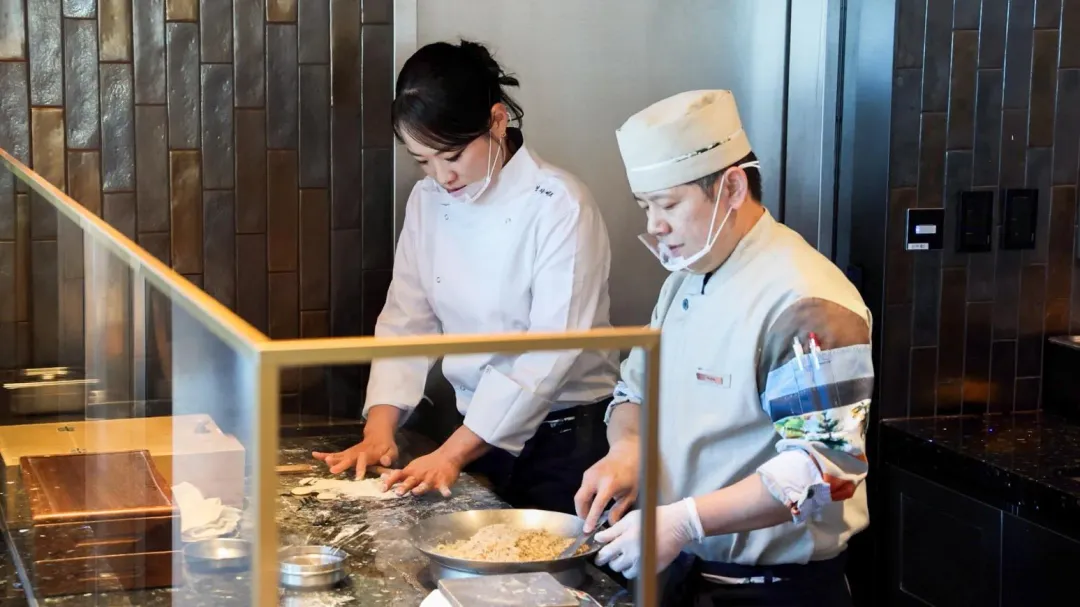 鄭智善也挑戰包小籠包。（圖／饗A Joy提供）