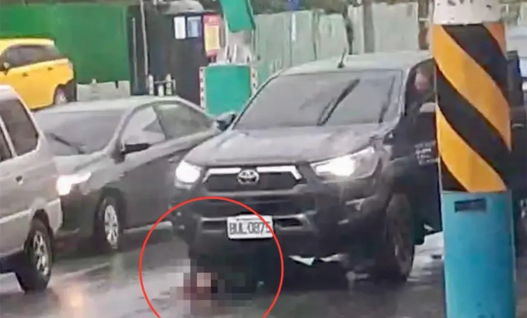 女行人被撞倒卡車底險遭輾過。（圖／翻攝畫面）