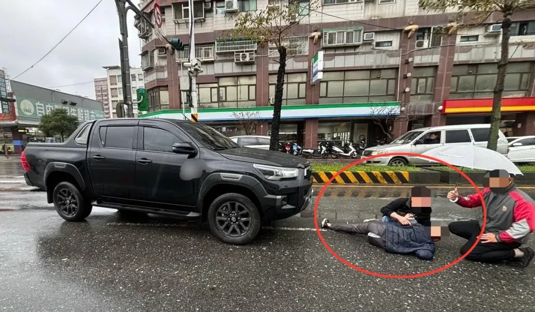 女行人倒地不起全身多處擦挫傷。（圖／翻攝畫面）