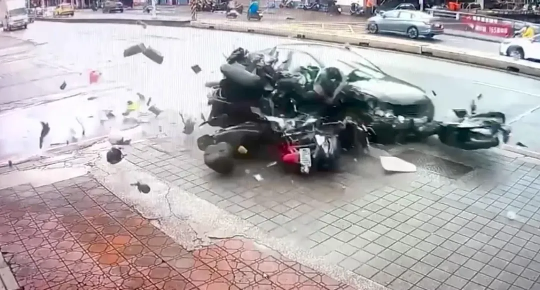 肇事駕駛疑似打瞌睡直接撞擊路邊機車。（圖／翻攝畫面）