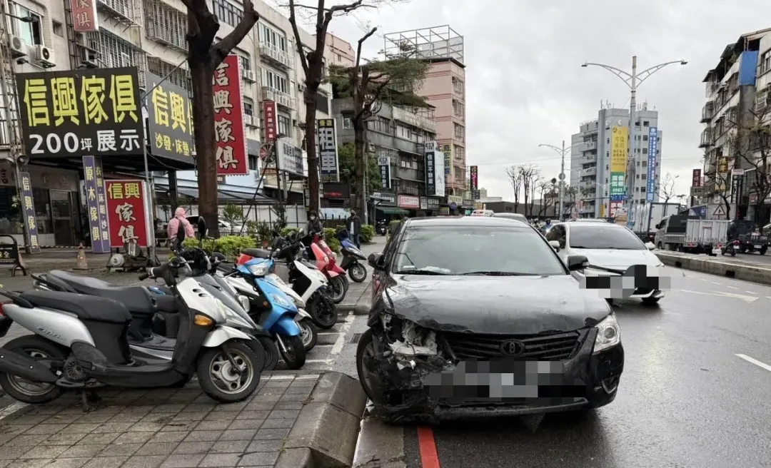 肇事車輛車頭受損嚴重。（圖／翻攝畫面）