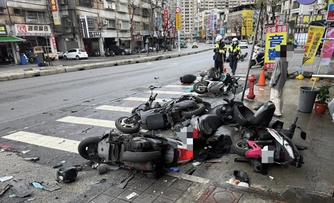 7部機車被撞爛零件散落一地。（圖／翻攝畫面）