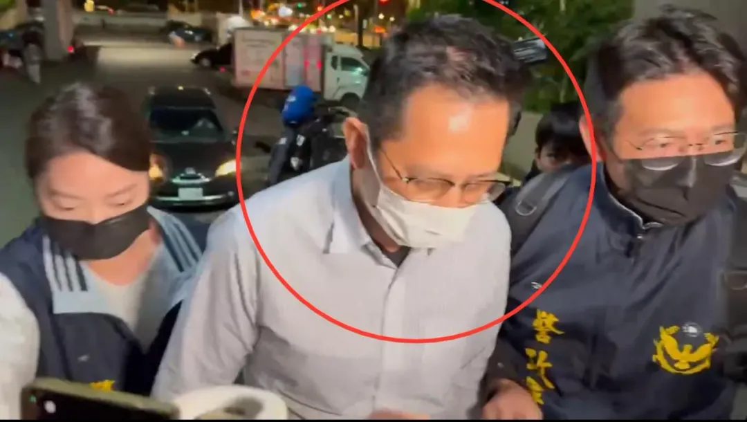 劉姓隊長晚間7時許被送往新北地檢署接受檢察官複訊。（圖／翻攝畫面）