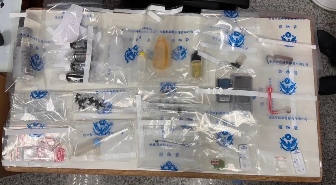 警方查扣大批毒品與刀械等違禁物品。(圖/翻攝畫面)