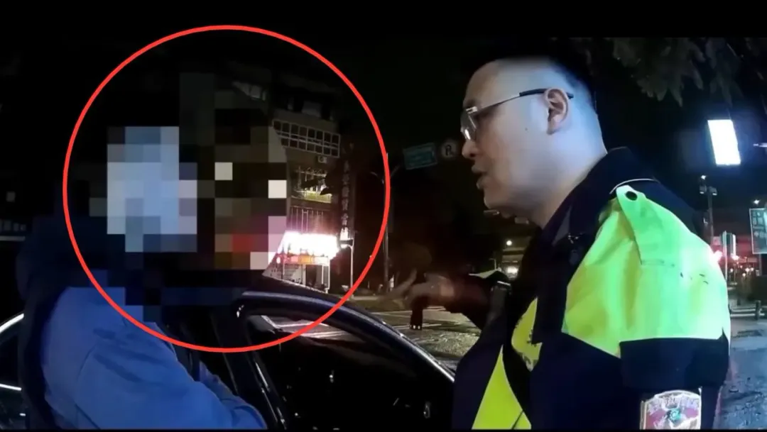 警方盤查違停車輛意外查獲毒品刀械與爆裂物。(圖/翻攝畫面)