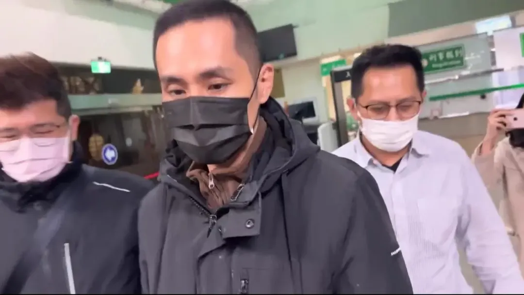 北市刑大3名官警交保後離開新北地檢署。（圖／翻攝畫面）