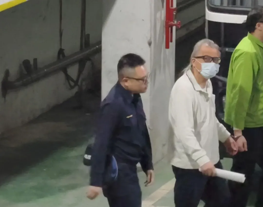 北市「精舍命案」被告王蕰（本名王江鎮）法官裁定繼續羈押禁見。（圖／中天新聞）