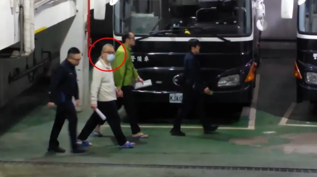 北市「精舍命案」被告王蕰（本名王江鎮）法官裁定繼續羈押禁見。（圖／中天新聞）