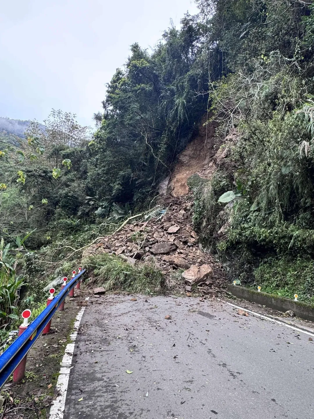 今天（7日）上午6點多泰平部落發生土石崩落，造成道路中斷無法通行。（圖／秋維書提供）