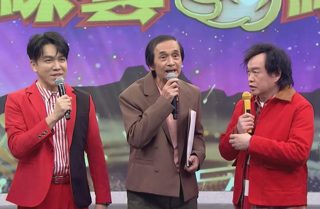 《綜藝一級棒》康康(右)笑指紀明陽(中)撞臉「火雲邪神」。(圖/中視 提供)