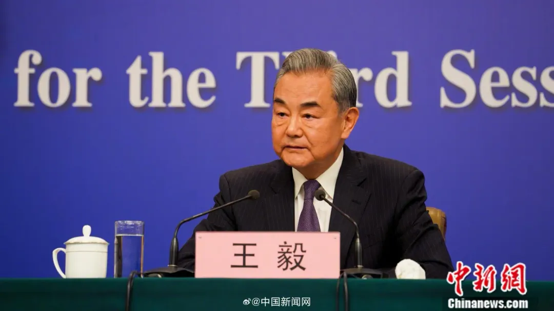 7日,大陸外交部長王毅在兩會記者會上。(圖/翻攝自微博)