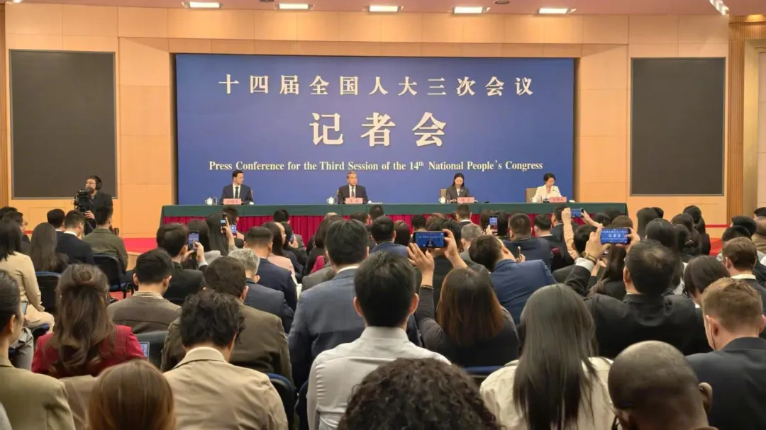 7日,大陸外交部長王毅在兩會記者會上。(圖/翻攝自微博@北京青年報)