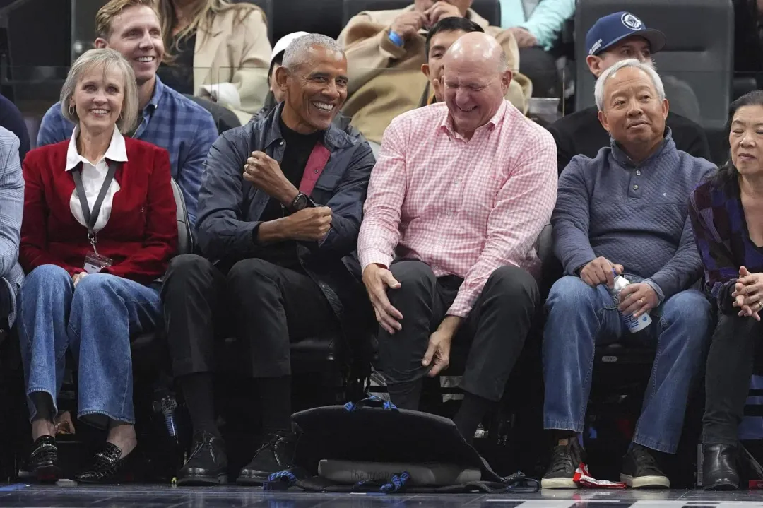 歐巴馬5日欣賞NBA籃球賽，由洛杉磯快艇隊老闆夫婦作陪。（圖／美聯社）