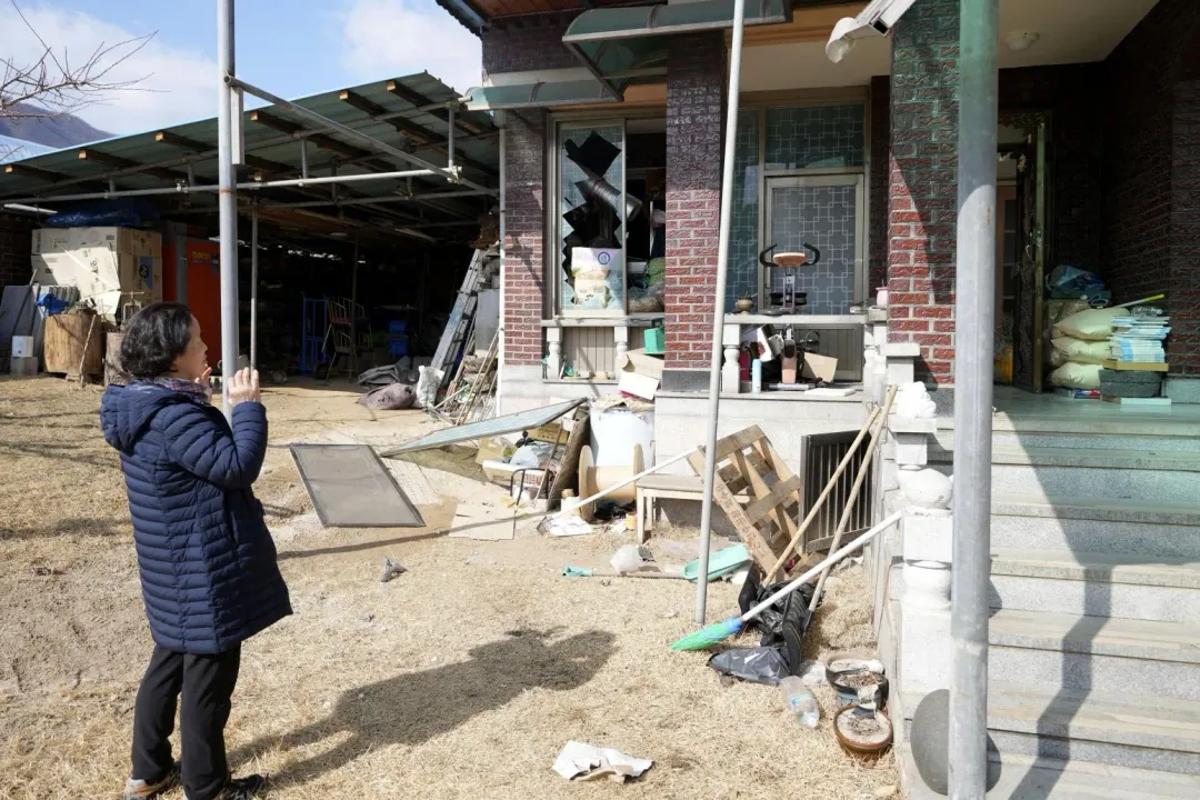 當地居民朴女士的家受炸彈誤擊事故波及出現受損。（圖／美聯社）