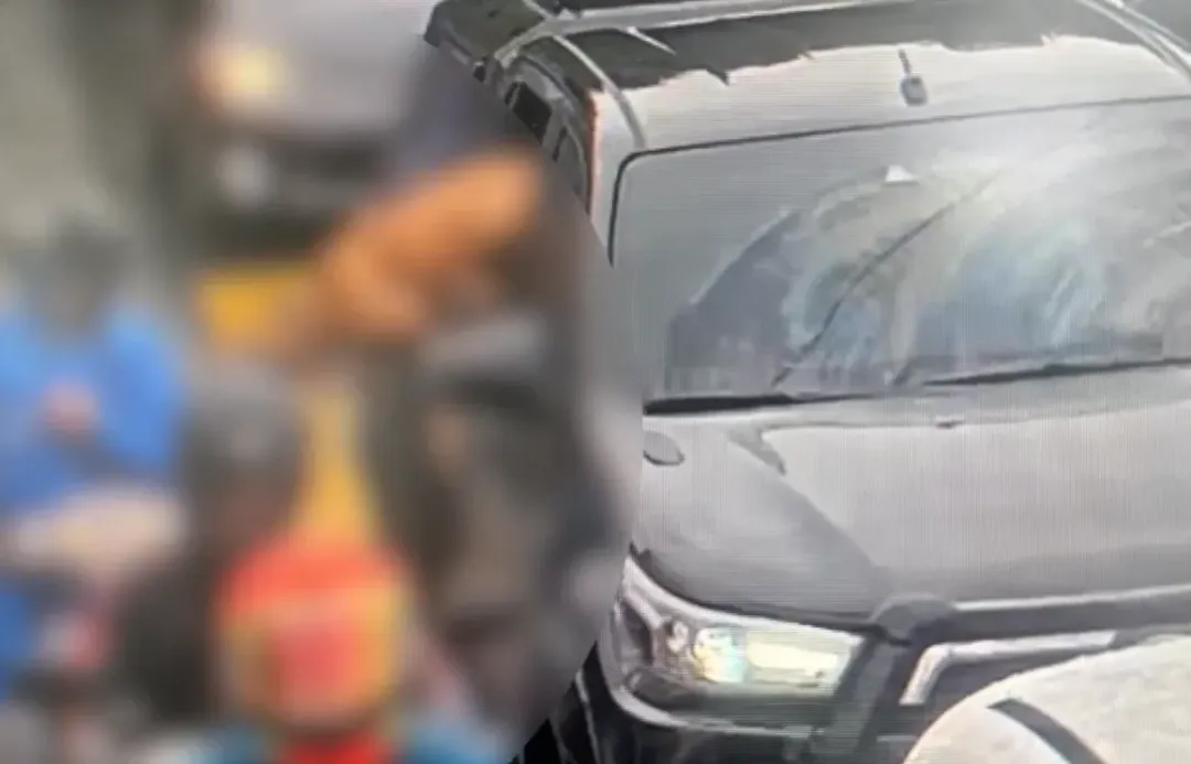 比特犬突然從轎車窗子衝出,一口咬住騎士,畫面相當駭人。(圖/翻攝畫面)