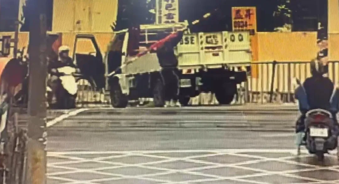 遮斷桿被車斗勾到斷裂。（圖／翻攝畫面）