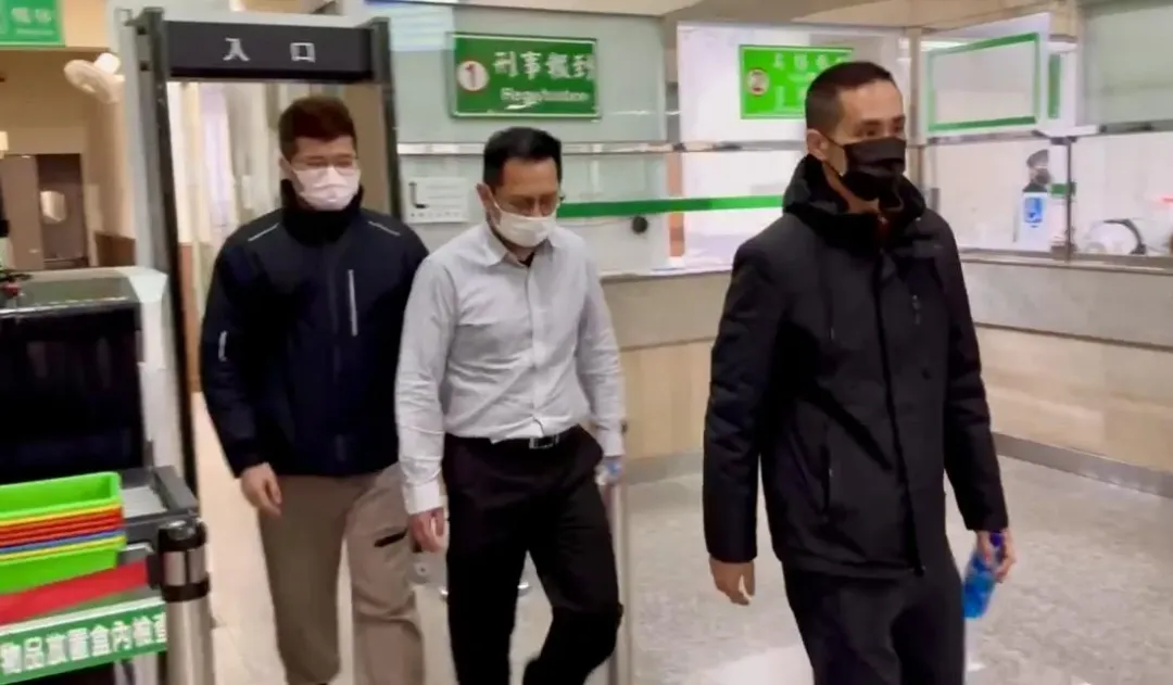 劉姓隊長（中）與2名同仁6日深夜交保後離開新北檢。（圖／翻攝畫面）