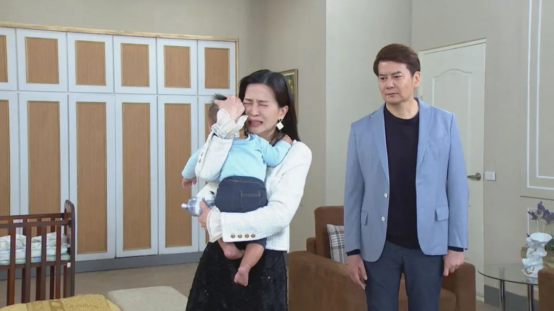 楚宣飾演的麗芬被逮捕前回到家中與愛子進行最後的告別。（圖／民視 提供）