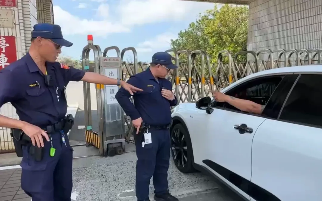 趙記明不滿廠方未即時示警民眾駕車撞門，現場遭警察持槍喝令下車。（圖／中天新聞）
